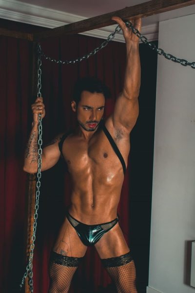 Alternative view of Fantasia masculina gladiador – Garota veneno