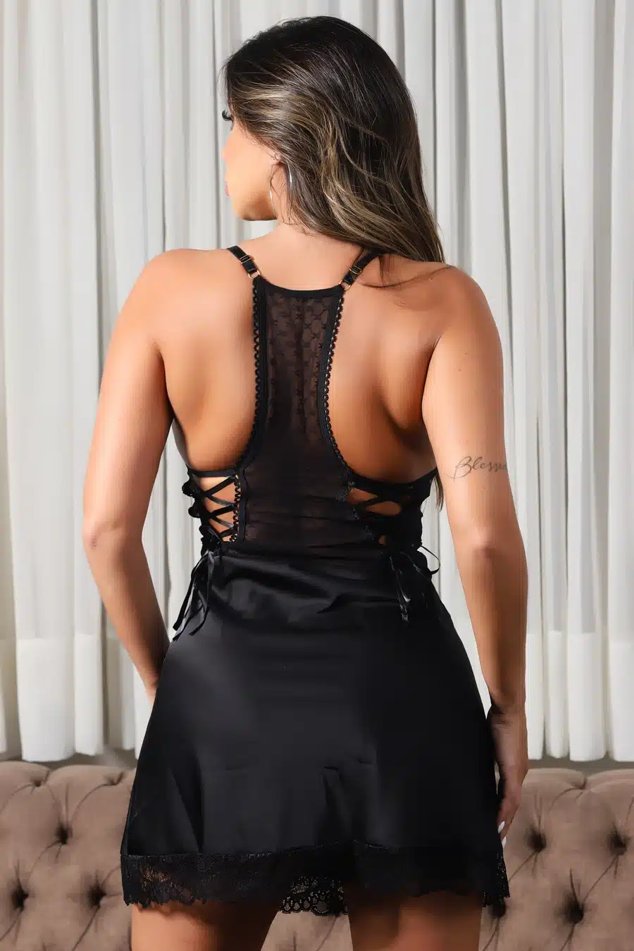 Camisola preta em cetim com detalhe em tule  Imagem 3