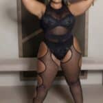 Body plus size sofisticado em tule e renda preta fio dental