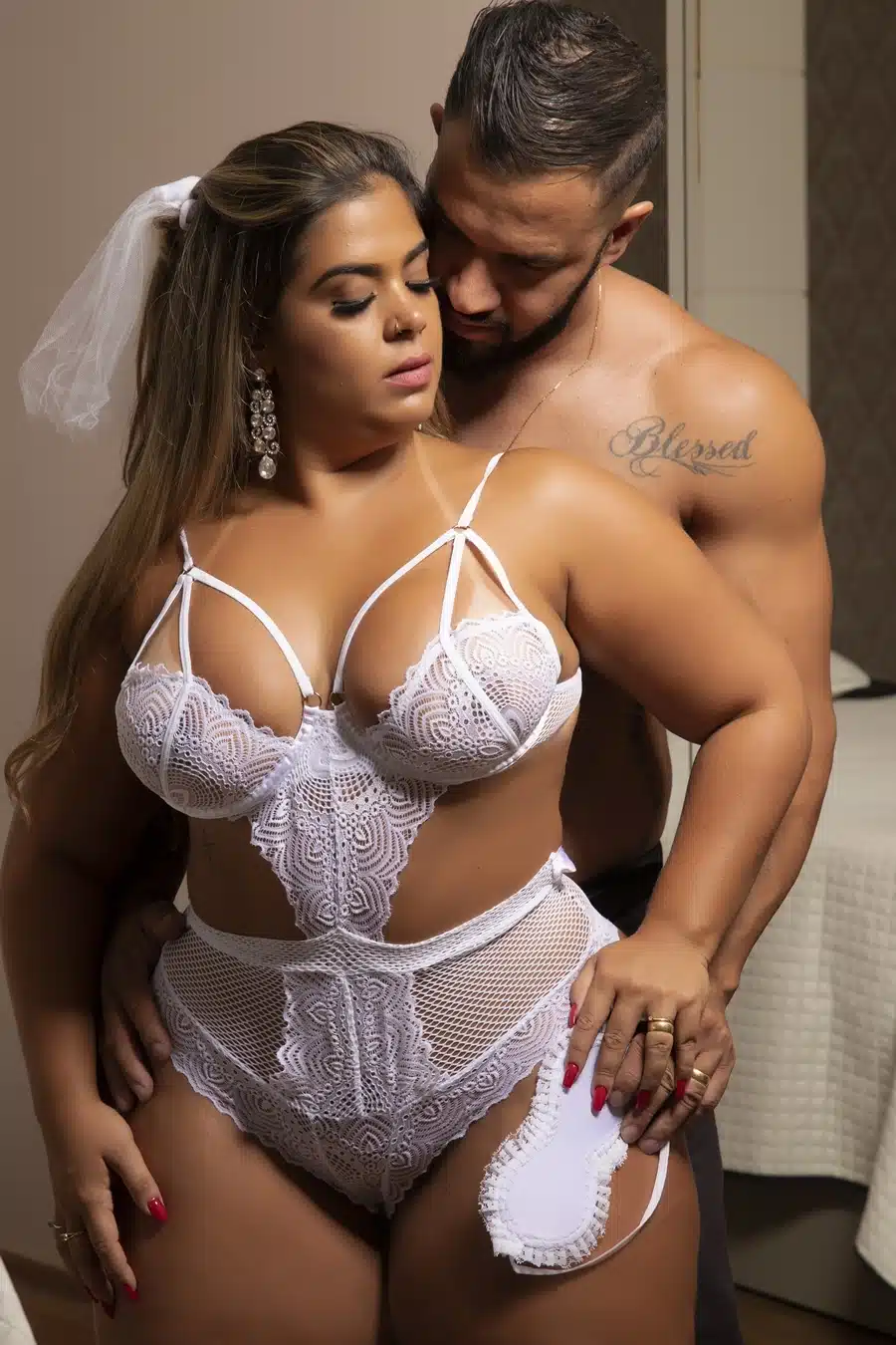 Body plus size Em Renda Arrastão Noiva Branco com Venda e Véu  Garota Veneno  Imagem 4