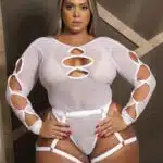 Body branco plus size todo sensual manga longa com transparência e recortes luxuosos