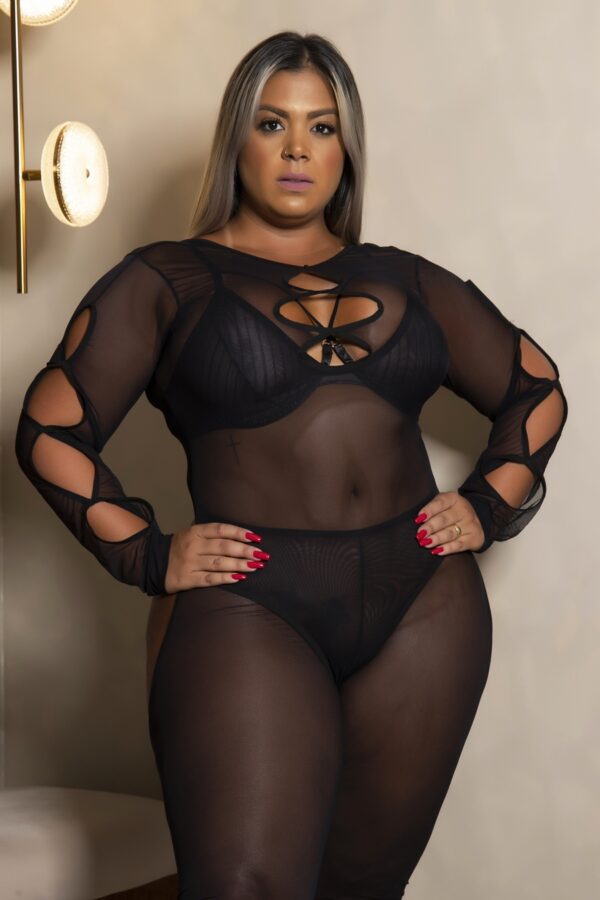 Body preto plus size todo sensual manga longa com transparência e recortes luxuosos