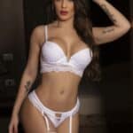Conjunto de lingerie branco com cinta liga e corte em "v"