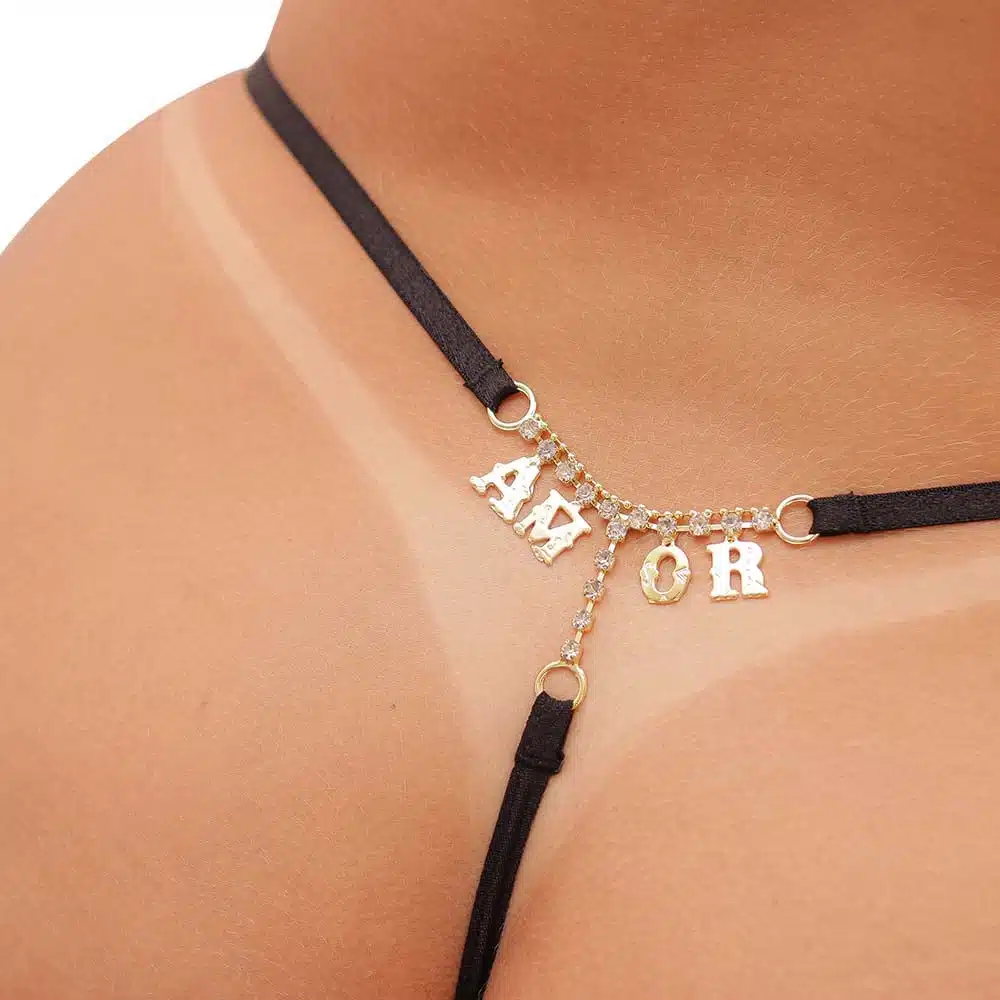 Calcinha Fio dental plus size preta com palavras provocantes em  strass  Imagem 5