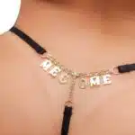 Calcinha Fio dental plus size preta com palavras provocantes em  strass - Imagem 11
