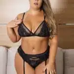 Conjunto plus size sem bojo, feito em arrastão e renda delicada alças regulável
