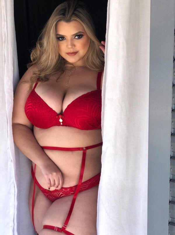 Conjunto plus size vermelho sofisticado com cinta liga