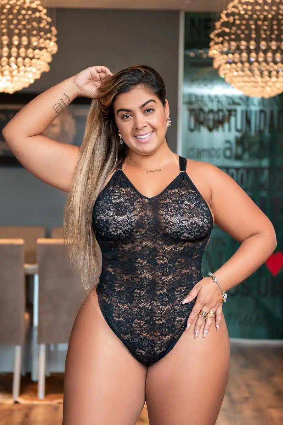 Body Plus size preto em renda com costas trançada  Imagem 2