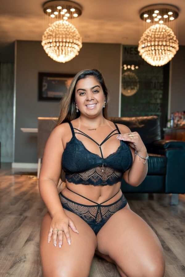 Conjunto plus size preto strappy com base em renda