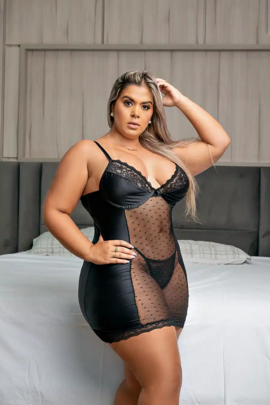 Camisola Plus size sexy preta sem bojo com detalhe em fita no bumbum  Imagem 3