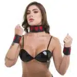 Coleira com algemas corações em couro sintético linha sado sexy fantasy