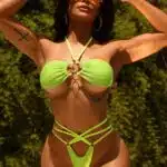 Biquíni Anitta verde flúor com argolas e amarrações