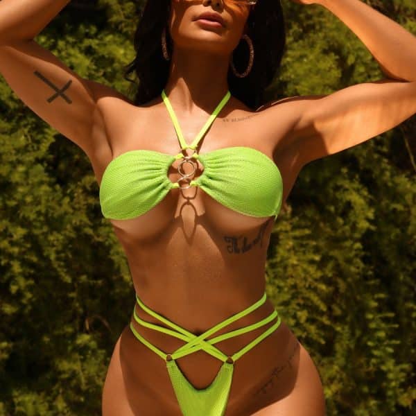 Biquíni Anitta verde flúor com argolas e amarrações