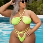Biquíni Anitta verde flúor plus size com argolas e amarrações