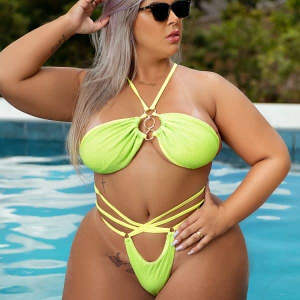 Biquíni Anitta verde flúor plus size com argolas e amarrações