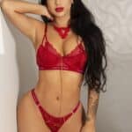 Conjunto vermelho sem bojo feito em renda com detalhes em elástico