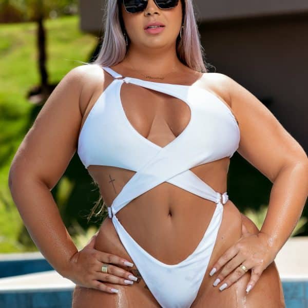 Maio plus size branco Geyse de um ombro so e argolas nas laterais