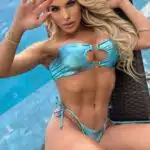 Biquini azul estilo top com detalhe em coração