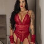 Body sexy vermelho rendado com detalhe em pérolas