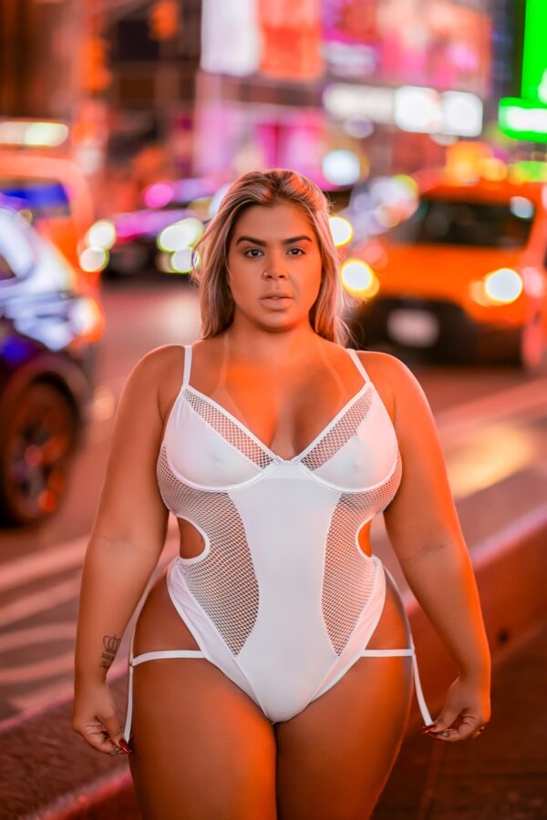 Body sexy plus size sem bojo branco com detalhe em perolas