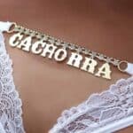 Calcinha Fio Dental Gis Branca com palavra Cachorra Strass