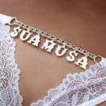 Calcinha Fio Dental Branca com escrita Sua Musa Strass