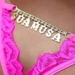 Calcinha Fio Dental Gis Rosa Neon com escrita Sua Musa Strass