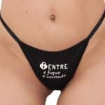 Calcinha Fio Dental Fetiche Preta com a frase Entre e fique a vontade