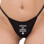 Calcinha Fio Dental Fetiche Preta com a frase Esposa de corno
