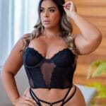 Conjunto sensual plus size preto que exala sofisticação e poder