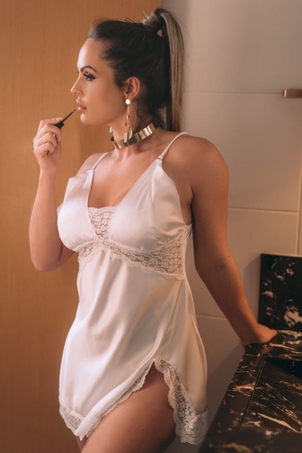 Camisola branca sensual com alças em rolote e detalhes de renda - Image 2