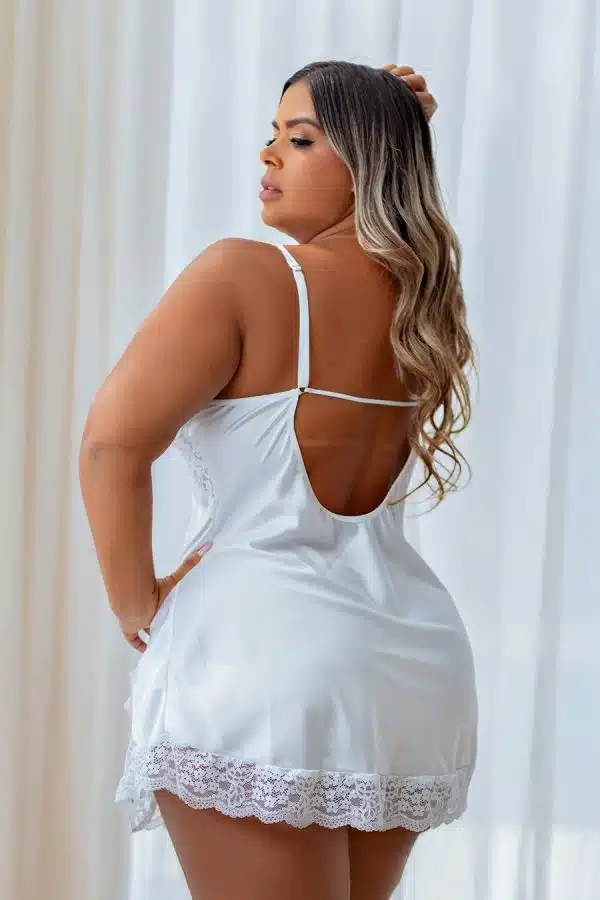 Camisola plus size branca sensual com alças em rolote e detalhes de renda - Imagem 2