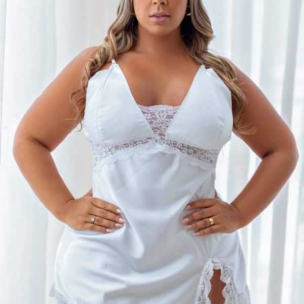 Camisola plus size branca sensual com alças em rolote e detalhes de renda