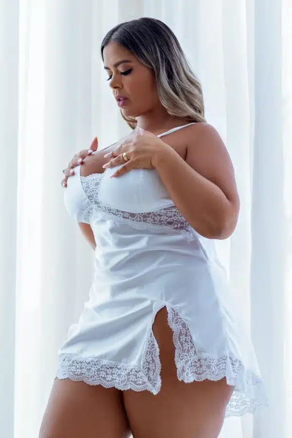 Camisola plus size branca sensual com alças em rolote e detalhes de renda - Imagem 3