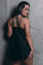 Camisola preta em cetim com fenda na lateral em renda - Imagem 3