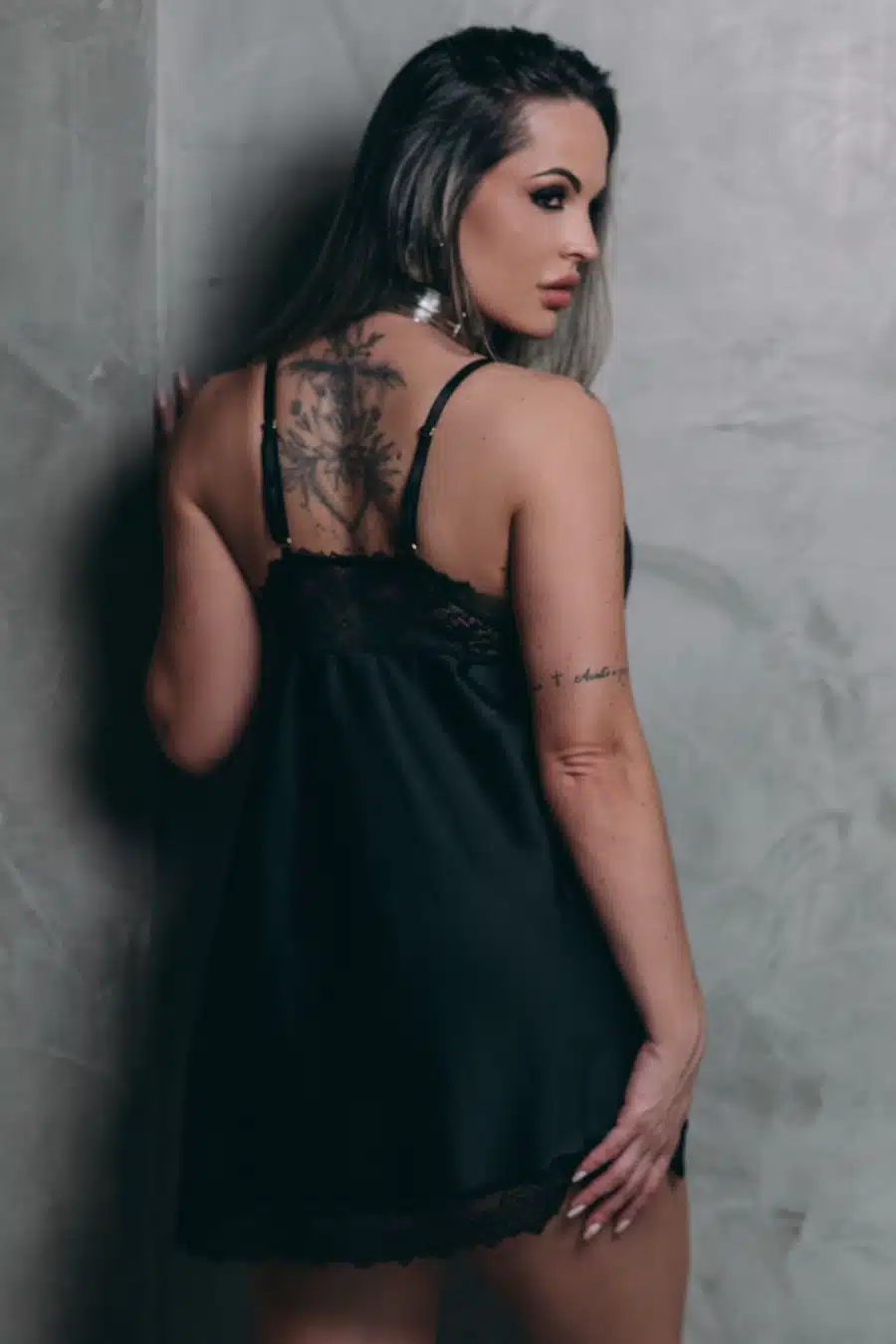 Camisola preta em cetim com fenda na lateral em renda  Imagem 3