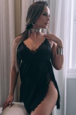 Camisola preta em cetim com fenda na lateral em renda - Imagem 2