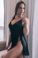 Camisola preta em cetim com fenda na lateral em renda