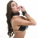 Coleira em couro sintético com algemas linha sado sexy fantasy - Imagem 2