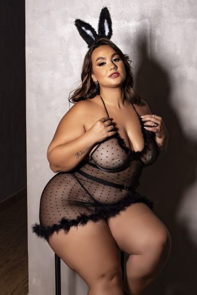 Fantasia plus size coelha sensual