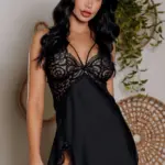 Camisola preta de cetim e renda com strappy bra na frente e nas costas