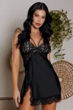 Camisola preta de cetim e renda com strappy bra na frente e nas costas