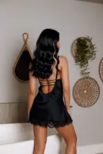 Camisola preta de cetim e renda com strappy bra na frente e nas costas - Imagem 3