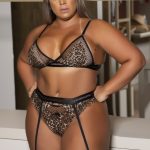 Conjunto de Lingerie Plus size em renda arrastão preto onça com cinta liga