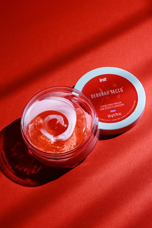 Creme Clareador Íntimo Intt Deborah Secco pote aberto com creme vermelho e branco