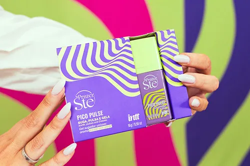 Pico Pulse Gel que Suga Pulsa Vibra INTT modelo apresentando o produto