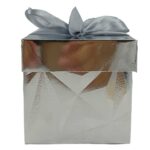 Caixa Para Presente Metalizada com laço 10x10cm em Papel - Imagem 2