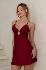 Camisola sensual em cetim com detalhes de renda e fendas laterais