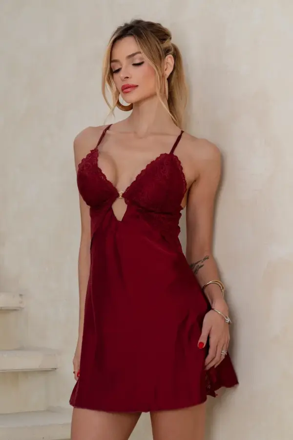 Camisola sensual em cetim com detalhes de renda e fendas laterais