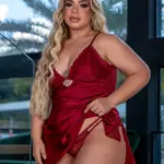 Camisola plus size de cetim com renda e fendas laterais sensual